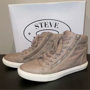 3 for $15 🔥
Steve Madden womens sz 7 fashion hightop sneakers